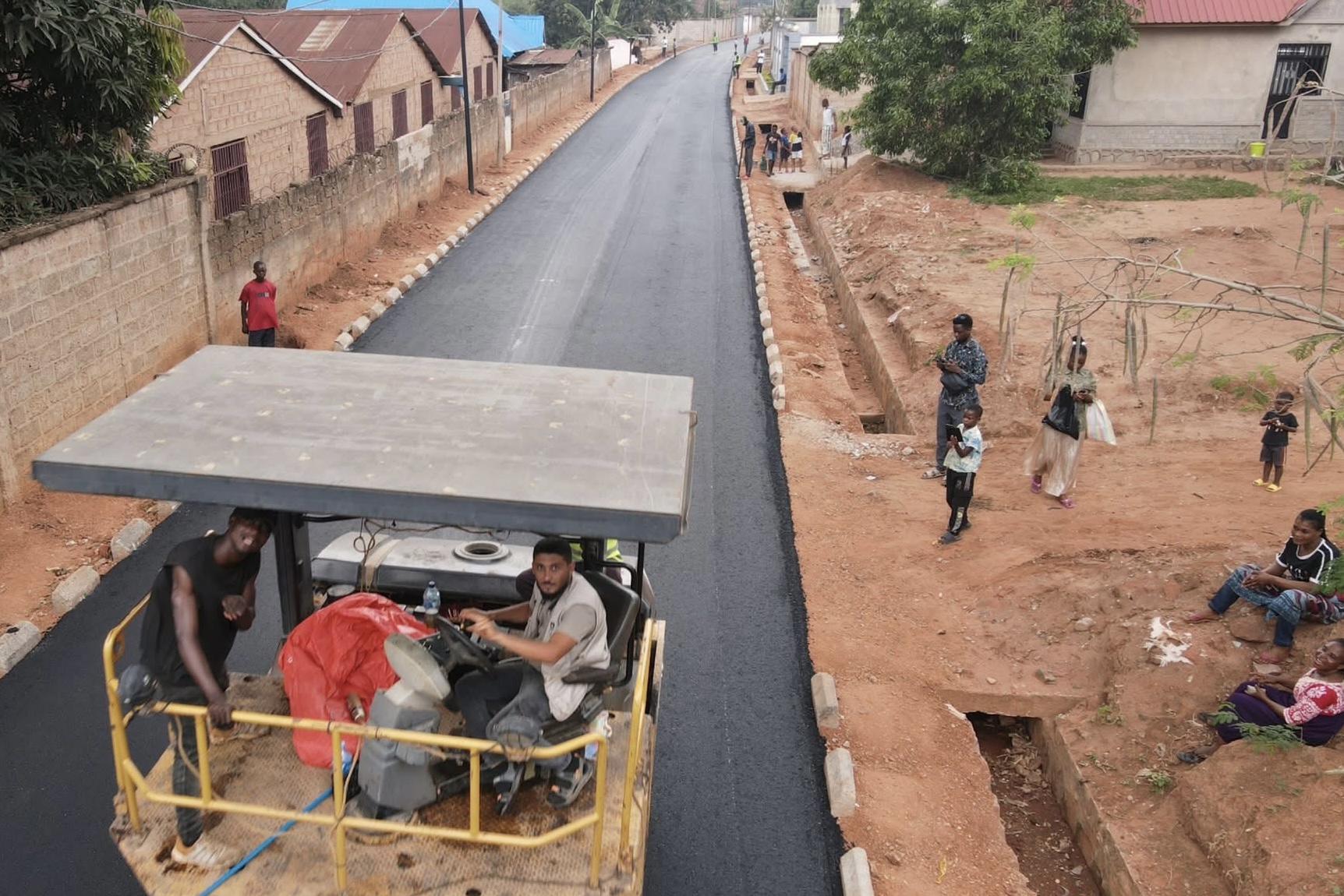 Mbujimayi : début de l’asphaltage de l’avenue Dominique Kanku à Mitembela