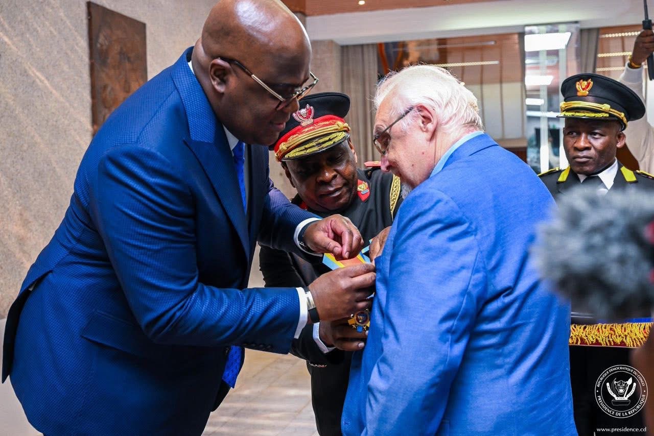 Belgique : Félix Tshisekedi décore Patrick Boenders, « Monsieur Congo », du titre d’Officier dans l’Ordre National des Héros Nationaux Kabila-Lumumba