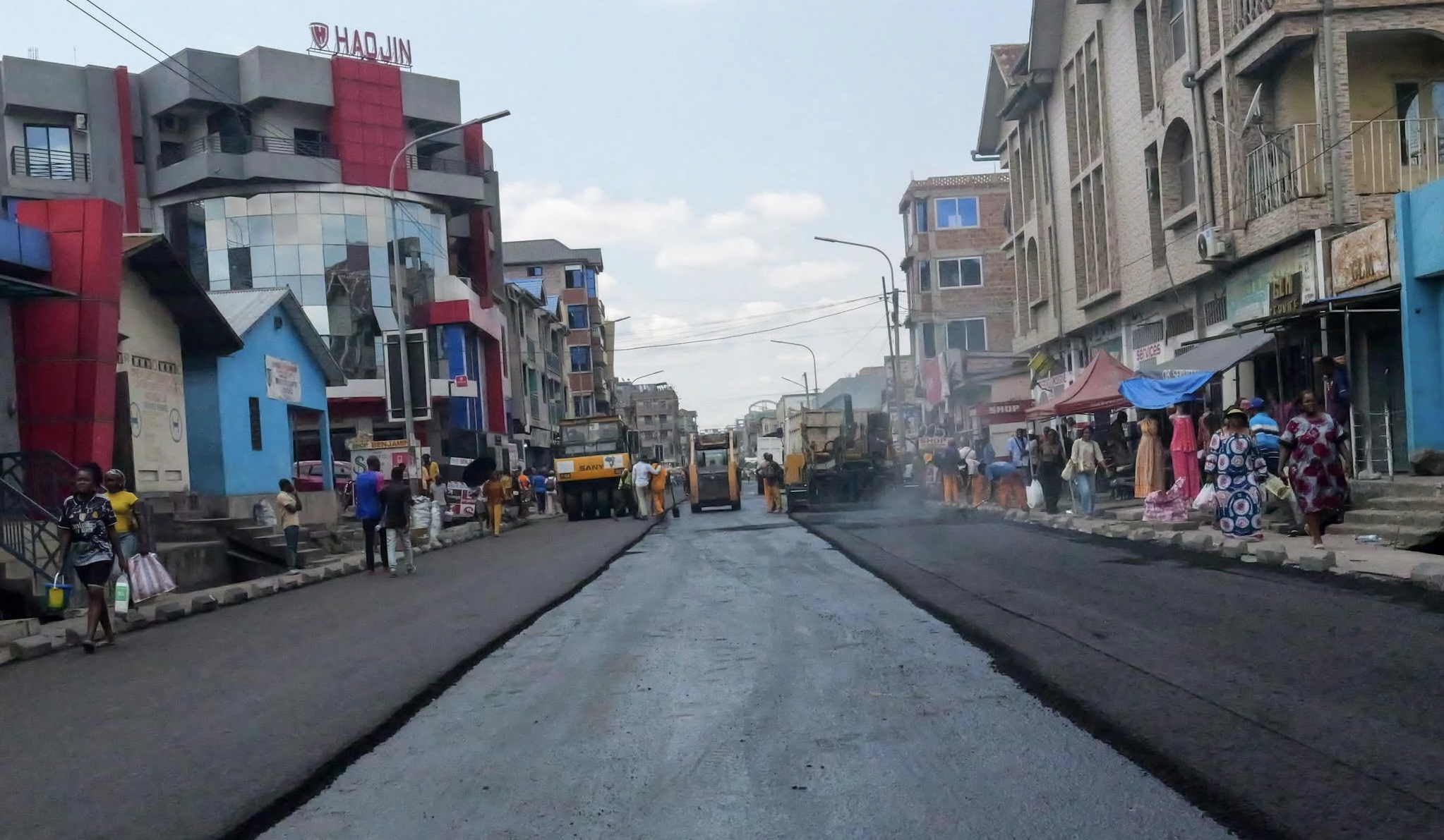 Kinshasa : L’avenue Kasavubu prend un nouveau visage avec l’avancement des travaux d’enrobé