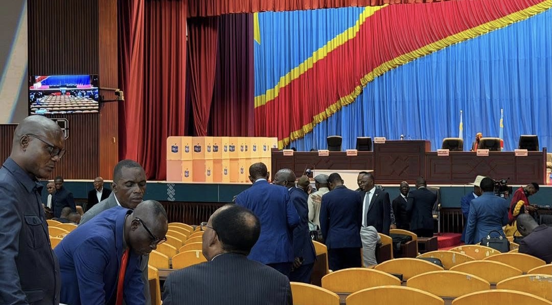 Motion de censure : tension au Palais du Peuple