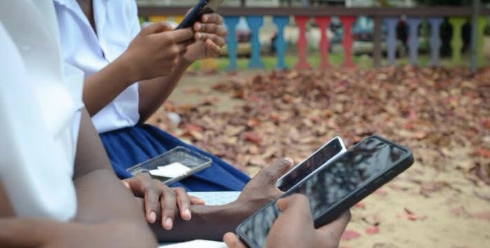 RDC : le Sénat veut encadrer l’accès des mineurs aux réseaux sociaux